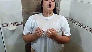 Jugando en el baño con la camiseta de mi hermanastro mientras me masturbo.