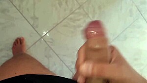 Apri le gambe e inizia a toccartela sborrata dopo una lunga sega per la moglie del mio migliore amico - cazzo enorme e tanto sperma per la troia