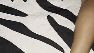 Solos en casa y mi hermanastra olvidó cerrar la puerta y me pilló grabándola pensó que se enojaría pero terminó dándome unos buenos sentones con su pequeño coño y que hermosa vista de su rico