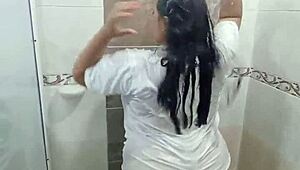 Jugando en el baño con la camiseta de mi hermanastro mientras me masturbo.