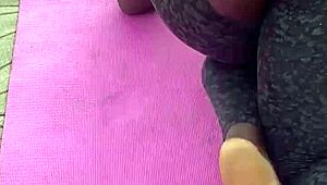 ebony milf spreads pussy during morning workout