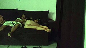 Madrasta Divide Sofa Com Enteado 😏