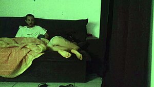 Madrasta Divide Sofa Com Enteado 😏