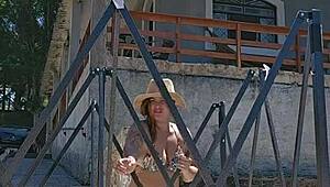 montando uma tenda na ch�cara usando um body socado no rabo