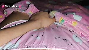 Me meto los dedos antes de ir a la universidad me gusta ir mojada para seducir al docente con mi coito humedo