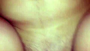 Wow, Venezuelan babe llena de flujo in this hot scene!