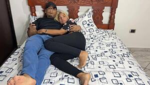 Noche De Pelicula Junto A Mi Mejor Amigo Y Su Hermosa Novia Ntr Me Cojo A La Novia