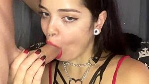 Diabinha com decote gostoso fazendo boquete profundo babado no wellington prado