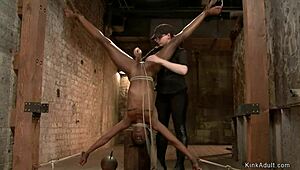 बंधी काली लड़की को सख्त बंधन में थप्पड़ और सजा दी