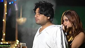 हॉट इंडियन मॉडल बिहारी बाबू की गांड चाटकर चोदती है एनल चुदाई