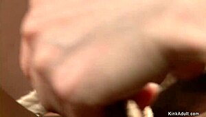 बंधी काली लड़की को सख्त बंधन में थप्पड़ और सजा दी