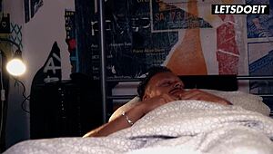 छोटी 18 साल की व्लॉगर होस्टल में चोदाई