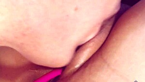 velho nerd chupando a novinha bucetuda