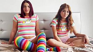 Putalocura - Las Jovencitas Latinas Marina Gold Y Rosie Cage Follando Y Tragando Leche De Torbe