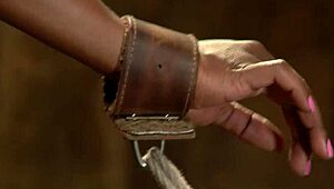 बंधी काली लड़की को सख्त बंधन में थप्पड़ और सजा दी