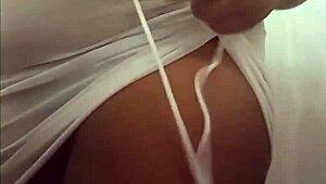 garota gordinha com bunda grande tira a roupa e mostra o cu