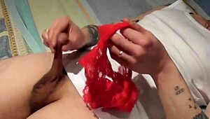 Me pilla mi hermanastra con sus bragas y ella termina la faena me corro en su boca