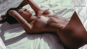 Gostosa delights with two cocks