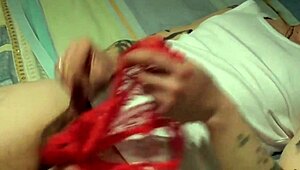 Me pilla mi hermanastra con sus bragas y ella termina la faena me corro en su boca