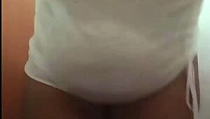 garota gordinha com bunda grande tira a roupa e mostra o cu