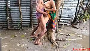 रैनी टाइम में बंगाली बौड़ी आउटडोर चुदाई लोकलसेक्स31 का ऑफिशियल वीडियो