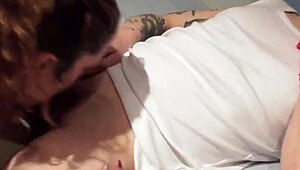 Me pilla mi hermanastra con sus bragas y ella termina la faena me corro en su boca