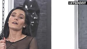 मिल्फ लेक्सी डोना की गांड लिमिट तक खींची गई.