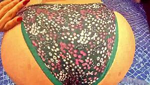 sexo en el agua con nalgona sorprendida masturbandose en la piscina