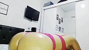 Puta novinha sits with her ass on dick and gets lots of cum in anal sex