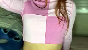 ruiva sentando no pau preto enquanto goza sozinha