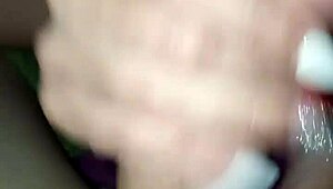 empezamos viendo porno y me masajea la verga hasta deslechar