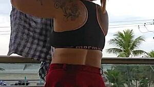 Mostrando os fundos na sacada 😜