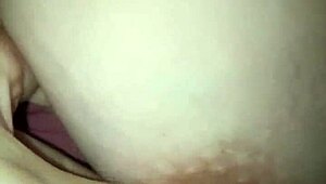 empezamos viendo porno y me masajea la verga hasta deslechar