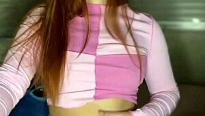 ruiva sentando no pau preto enquanto goza sozinha