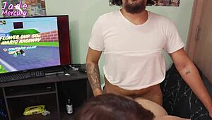 Mi esposo distraido no me folla asi que traigo a un amigo para coger a su lado