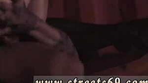 नायलॉन में बॉन्डेज गर्ल, गरीब गोल्डी 😢