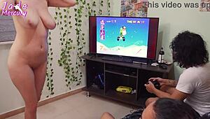 Mi esposo distraido no me folla asi que traigo a un amigo para coger a su lado