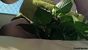 regando minhas plantas toda pelada na varanda para quem quiser ver - parte 02-