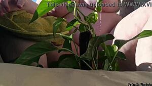 regando minhas plantas toda pelada na varanda para quem quiser ver - parte 02-