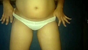 Latina Babe Shows Big Ass in Homemade Video