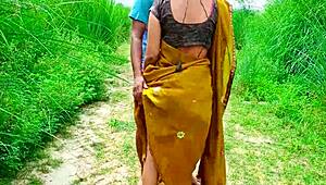देसी भाभी जंगल में चुपके से गर्म आउटडोर चुदाई