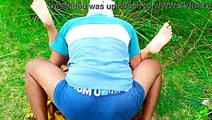 देसी भाभी जंगल में चुपके से गर्म आउटडोर चुदाई