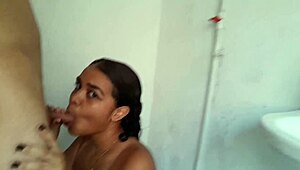 ay mi hermanastra en la ducha de la milf madrastra... la follo duro con todo 😈🚿💦