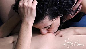 chupando buceta peluda ruiva da lady snow enquanto ela goza tiny foxxy college lesbian orgasm no red