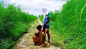 देसी भाभी जंगल में चुपके से गर्म आउटडोर चुदाई