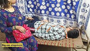 😲 दर्जी हॉट बड़े बूब्स वाली इंडियन मिल्फ की चूत चाटने और चोदने से रुक नहीं पाता दुकान पर क्रिम्पाई! 💦