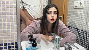 Cómo me follan en el baño, qué delicioso 😩🍑 doggystyle heaven!