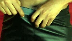 ebony milf vibes her wet pussy hard with toy then pees everywhere on herself