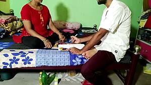 मास्टर जी ने हॉर्नी स्टूडेंट लड़की की स्कर्ट उठाई जोरदार हार्डकोर चुदाई काउगर्ल क्रीमपाई मोटा लंड चूची चूसा हिंदी चीखें