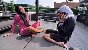 दो हॉर्नी मुस्लिम आदमी मासूम गोरी लड़की को टाइट चूत खेल में फंसाते